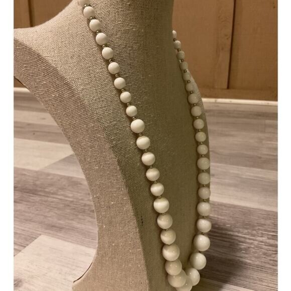 Graduated Round White Beaded Gold Tone Necklace Spring Ring Clasp 25" Elegant - Picture 3 of 4